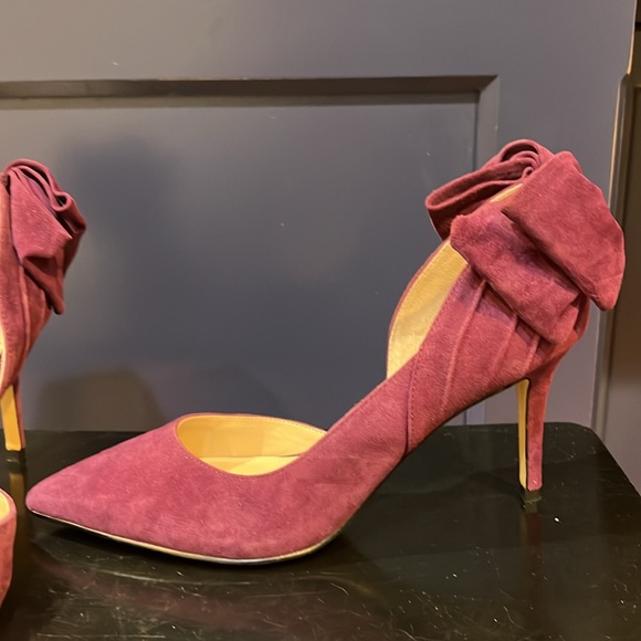 White House Black Market Shoes - WHITE HOUSE BLACK MARKET empire plum Callie suede HH Bow Pump NIB 8.5